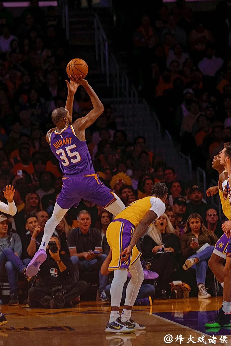 杜兰特30分詹姆斯14中3 湖人不敌太阳止三连胜 杜兰特30分詹姆斯14中3 湖人不敌太阳止三连胜