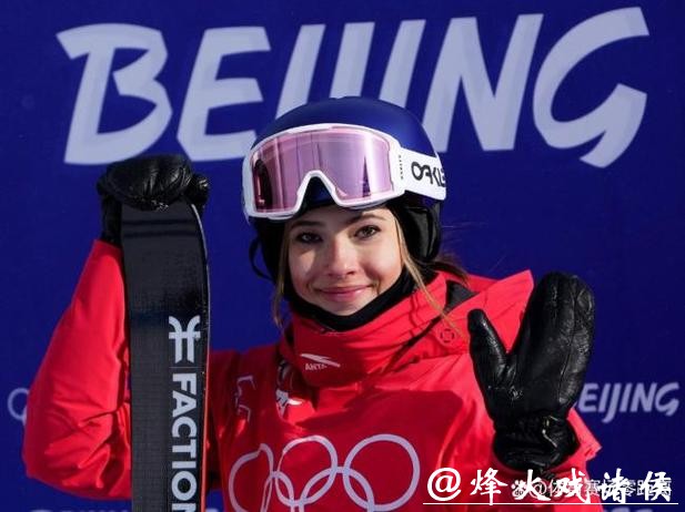 谷爱凌领奖前赶紧补个妆，真正的勇敢是科学回归